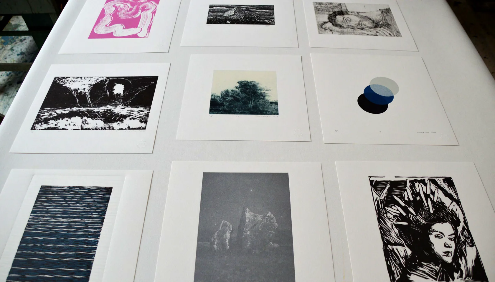 Gravures du projet This Morning, That Night posées sur une table du Studio Sahakyan, Erevan