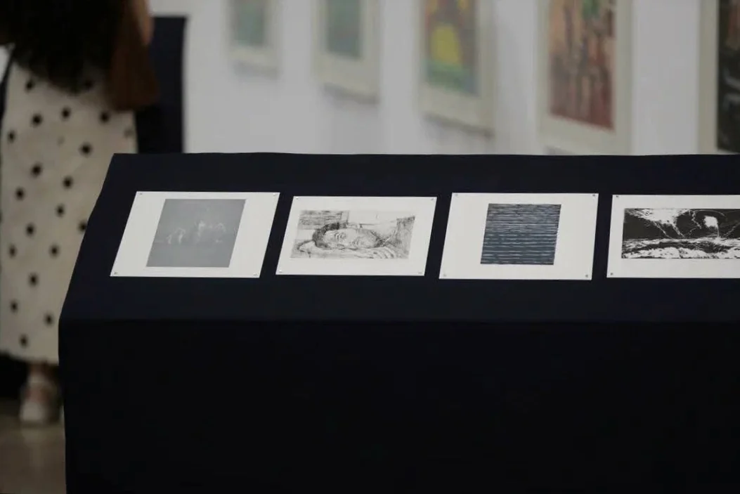 Gravures présentées sur une table recouverte de tissu noir