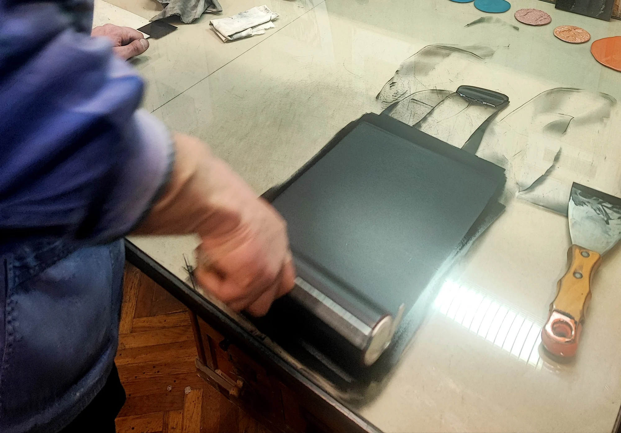 Tirage d'une gravure au Studio Sahakyan à Erevan